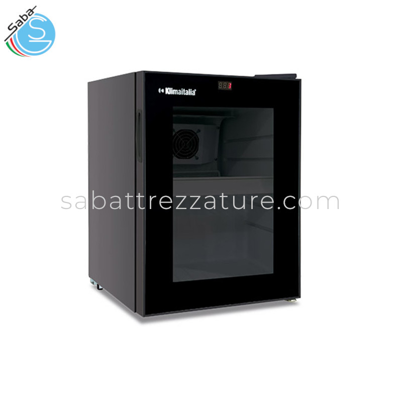 OFFERTA: Frigo bibite sopra banco statico con agitatore CL 20 FL BLK - Temp.: 0°C/+10°C - Termometro digitale - Regolatore temperatura meccanico - Luce Led su 3 lati - Dim. est.: cm 33x39.6x47.2H - Capacità: 20 lt - Peso: 15 Kg - Alim. monofase