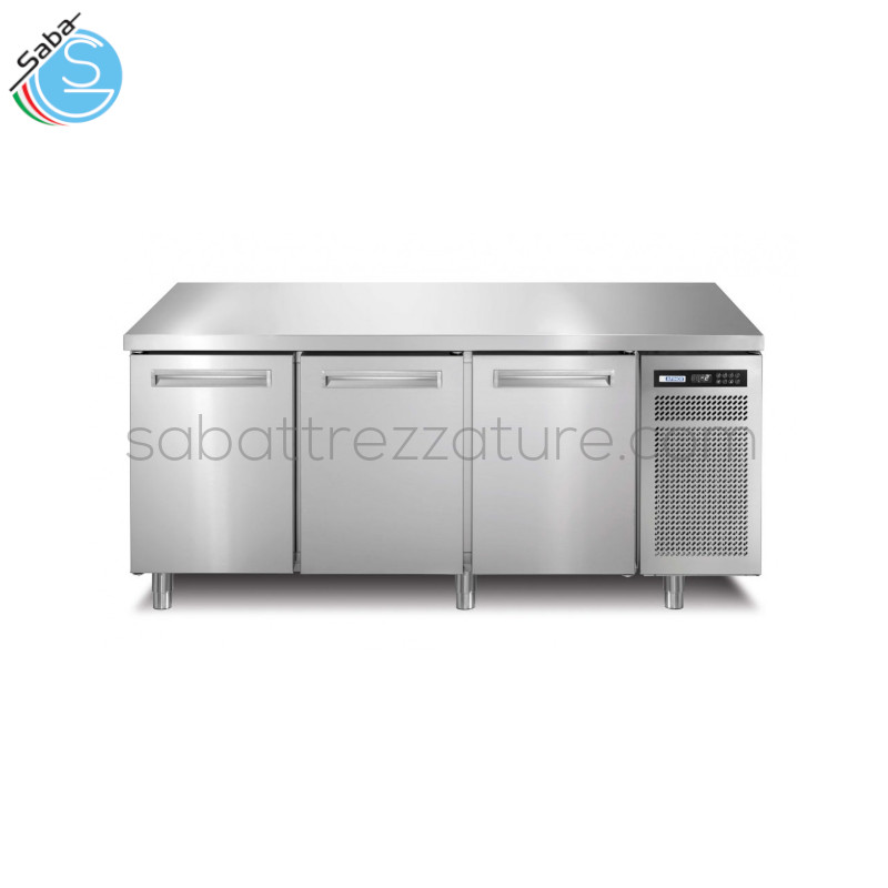 OFFERTA: Tavolo refrigerato 3 porte GN1/1 SPRINGPLUS703TN AFINOX - Piano dritto - Range temperatura -2/+7 °C - Classe Energetica A - Consumo energetico Annuo (kWh/annum) 537 - Gas R290 - Dimensioni Esterne (mm) LxPxH 1721x700x850 - Peso Netto (Kg) 123