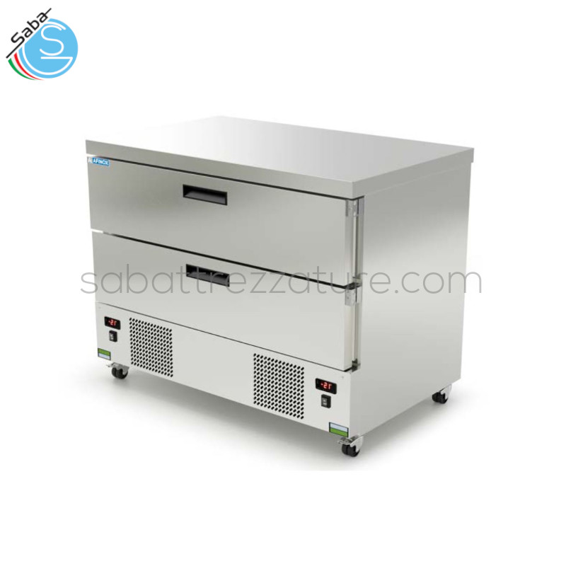 OFFERTA: Stazione refrigerata su ruote LINEARSPACE/A2C - Piano + Alzatina - 2 Cassetti indipendenti - Range di temp.: TN/BT +7°C/-24°C - Dim. est. mm: 1130x700x900 - Max Vaschette N°: 3+3 GN1/1 H150mm - Peso Kg: 141 - Alim. Monofase - Pot. assorbita W: 706