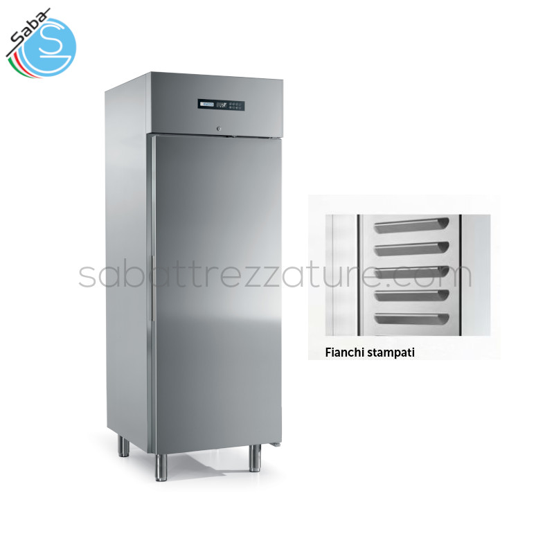 OFFERTA: Armadio refrigerato in acciaio inox AISI 304 interno ed esterno (eccetto fondo, schiena e cielo esterni) - Range -24/-10° C - Classe energ. E - Guide n° 20 (EN400X600) - Dim. mm 715x847x2090 - Voltaggio Volt/Ph/Hz 230/1/50 - Peso Netto kg 132