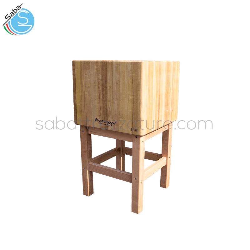 OFFERTA: Ceppo in legno di robinia con sgabello in legno altezza totale da terra 90 cm. Il ceppo è reversibile e può essere utilizzato da entrambi i lati. Dimensioni 60x50x40H cm.